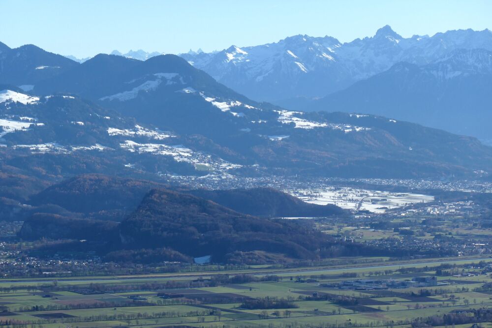 Am 25. November stiegen die Temperaturen in den Föhntälern stark an und die Wärme liess den Schnee in den Niederungen schnell wieder schmelzen. Blick von St. Anton Oberegg AI ins Rheintal, wo der Schnee bereits wieder geschmolzen ist.